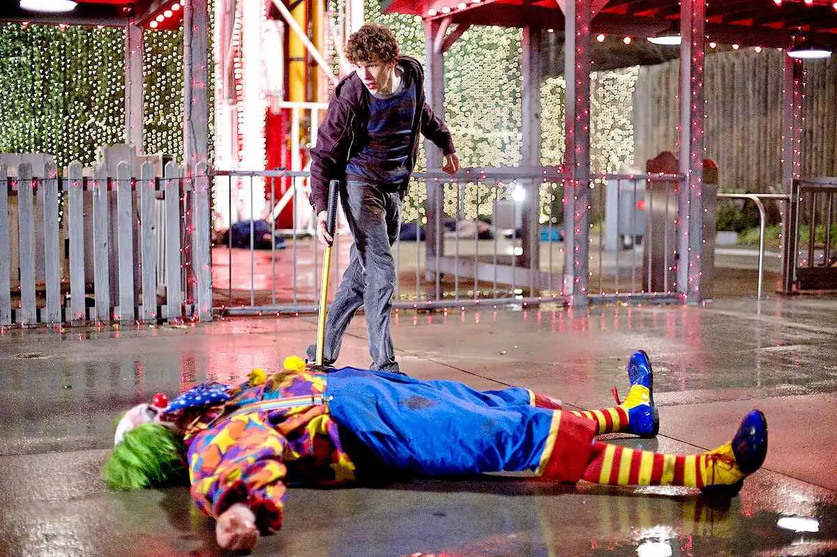 Columbus (Jessie Eisenberg) in Ruben Fleischer's Zombieland.